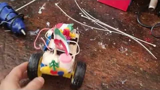 Un piccolo veicolo costruito con materiali di recupero sul banco di laboratorio